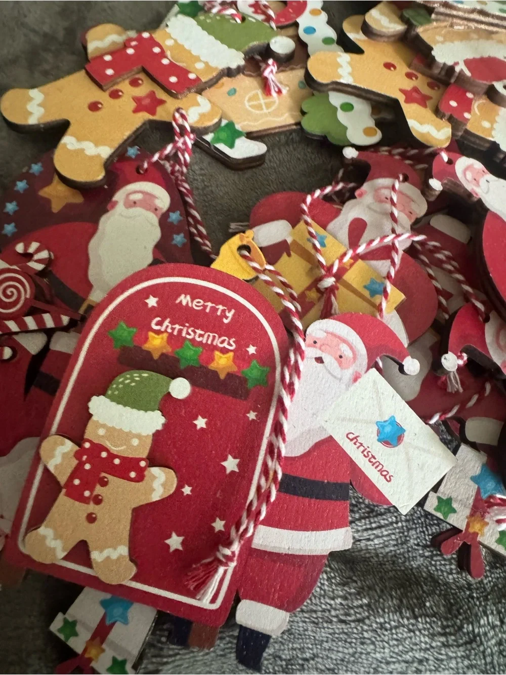 Alupssuc 20Pcs Wooden Christmas Tree Decorations, Santa Claus & Gingerbread 18pc